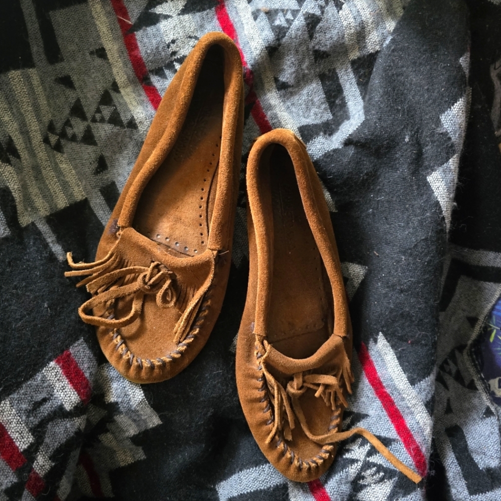 Minnetonka Suede Brown Leather Driving Moccasin Moc Shoes Fringe w Nub Soles 8.5